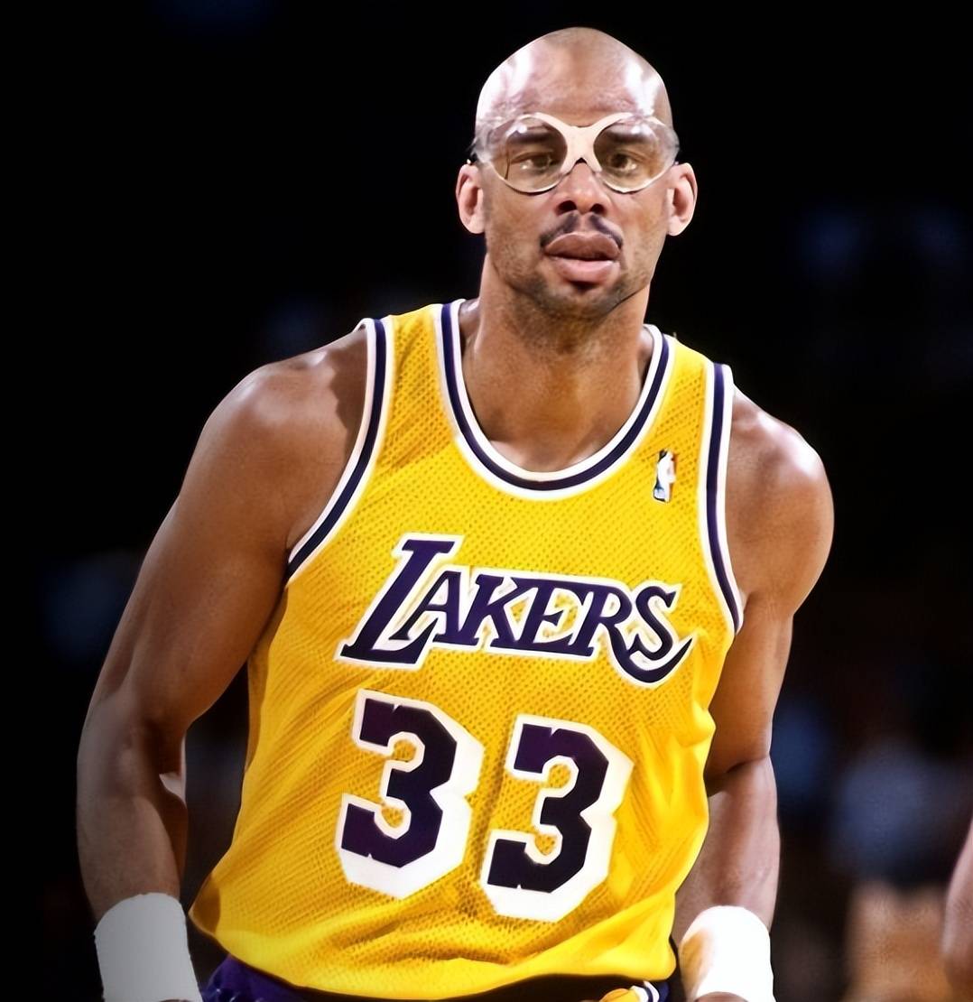 脚步不够快！首发的杨瀚森侧移被吹阻挡 4分钟不到累积2犯被换下