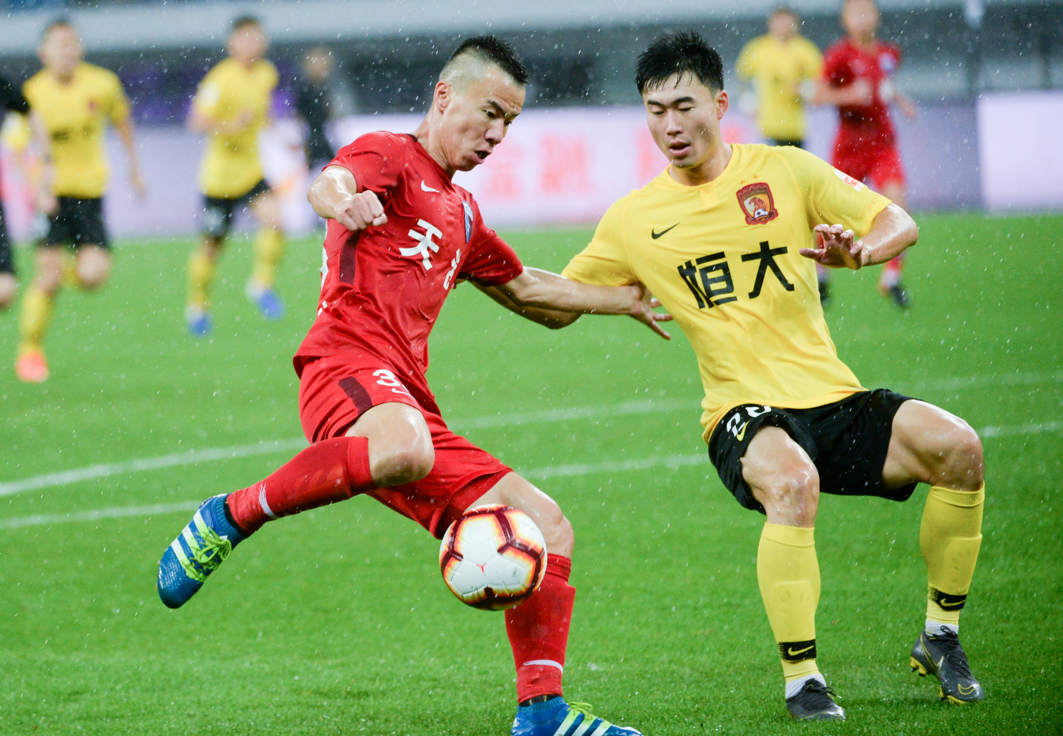 解析波士顿红袜芬威球场“绿色怪物”对左打者的战术性压迫