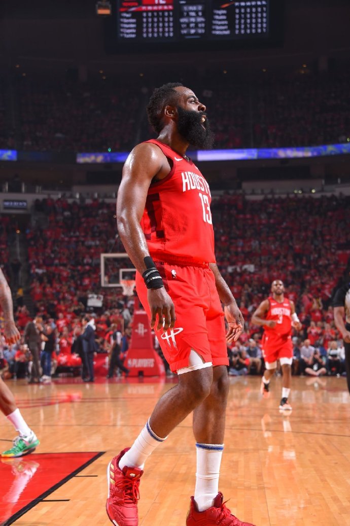 迈克·特劳特关键安打稳定军心